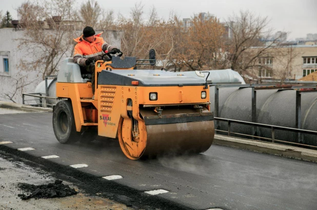 На путепроводе на пр. Ленина в Барнауле нижний слой асфальта готов на 70%. 