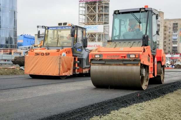 На путепроводе на пр. Ленина в Барнауле нижний слой асфальта готов на 70%. 