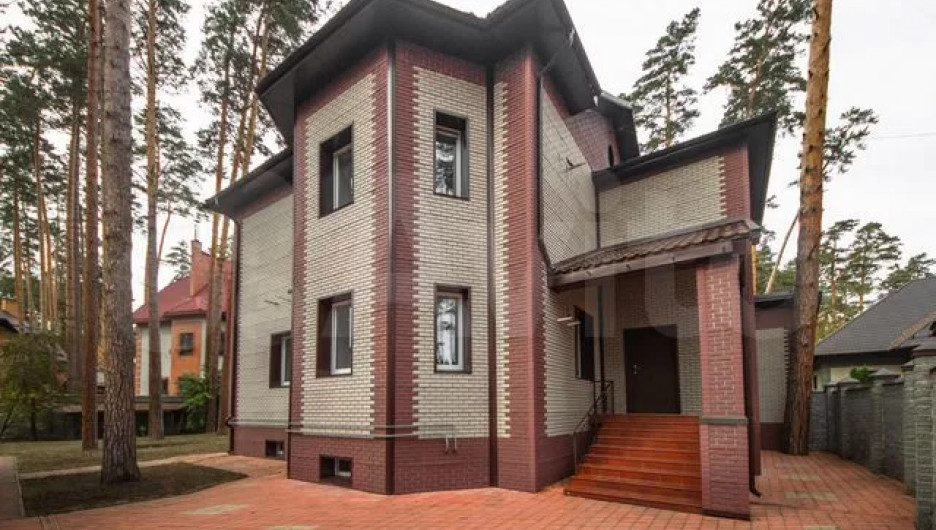 Трехэтажный коттедж с инфракрасной сауной продают в Барнауле за 45 млн рублей. 