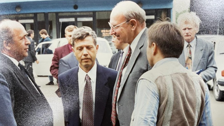 &quot;Барнаултрансмаш&quot;, 1995. Вадим Каргаполов (директор), Лев Коршунов и Томас Пикеринг (посоло США в России).