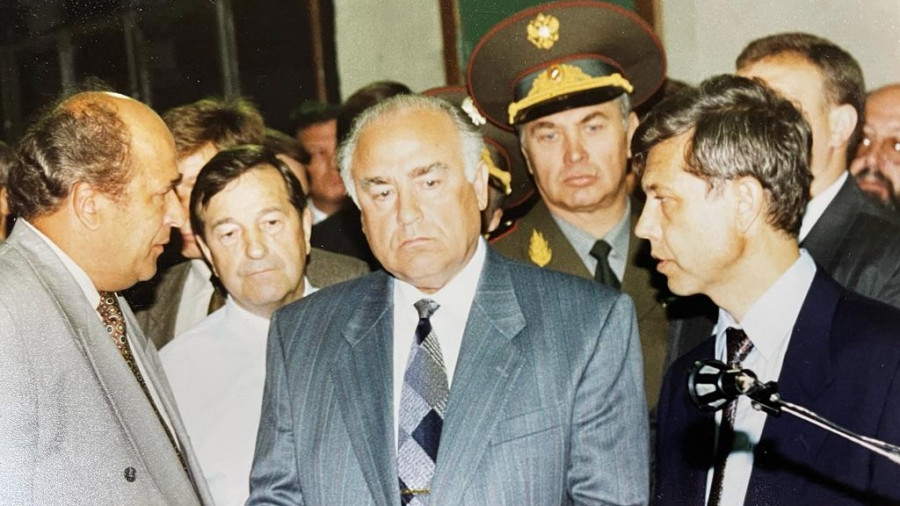 Виктор Черномырдин (в центре) и Лев Коршунов (справа).