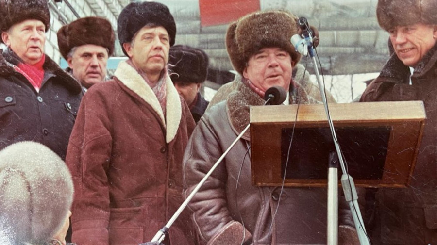 Рэм Вяхирев (у микрофона) и Лев Коршунов (слева от него).