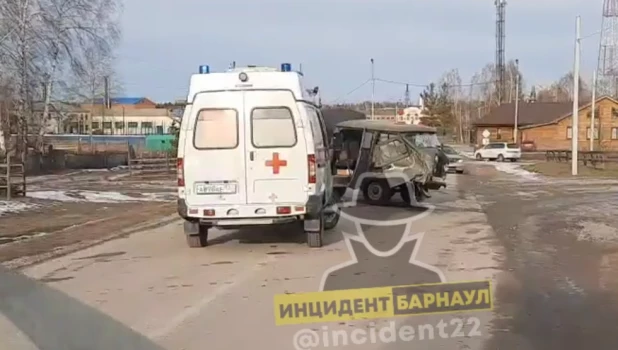 В Алтайском крае столкнулись два автомобиля. 