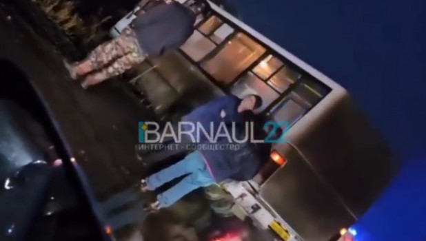 В Барнауле произошла страшная авария с участием автобуса. 