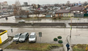 Жители Барнаула жалуются на лежачего полицейского, который создает лужи. 