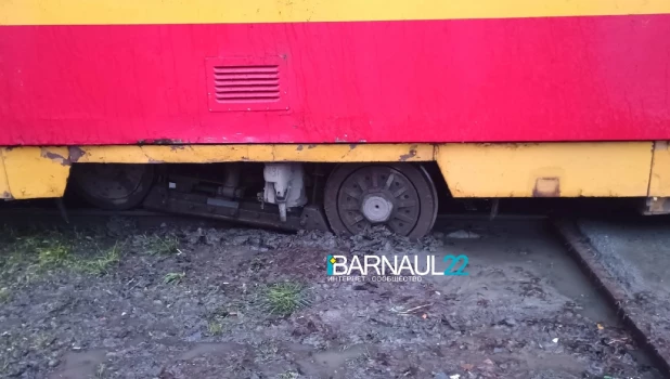 В Барнауле трамвай сошел с рельс. 