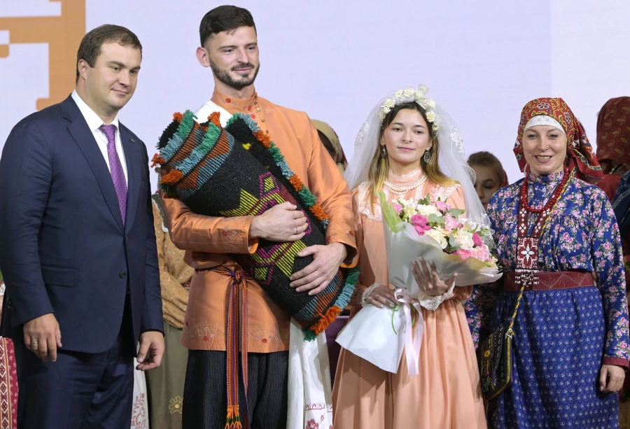 Традиционная свадьба в национальных костюмах прошла во время проведения дня Омской области в павильоне № 75 на ВДНХ.