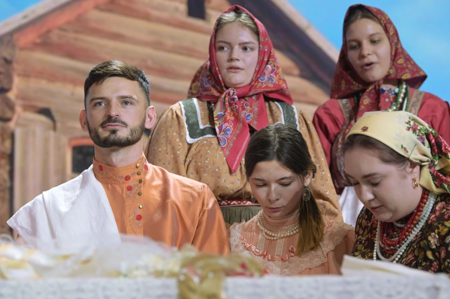 Традиционная свадьба в национальных костюмах прошла во время проведения дня Омской области в павильоне № 75 на ВДНХ.