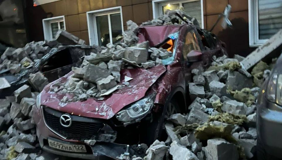 В Барнауле на автомобили обрушилась часть стены