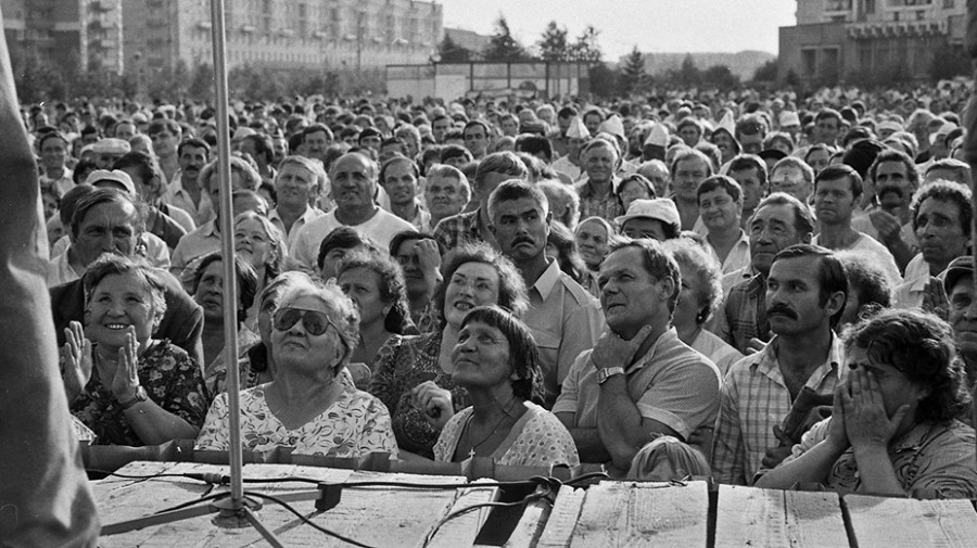 1989 год. Митинг в одном из сибирских городов.