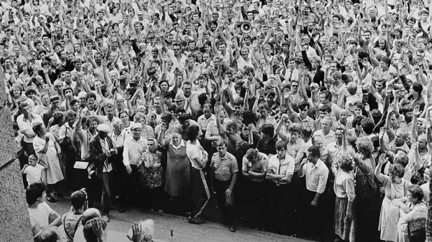 1989 год. Митинг в одном из сибирских городов.