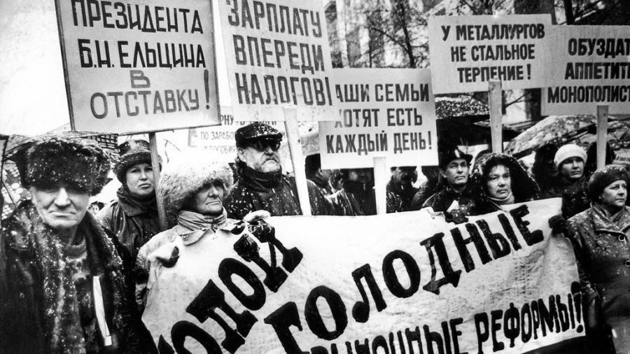 1993 год. Люди уже разочарованы реформами. Митинг на Урале.