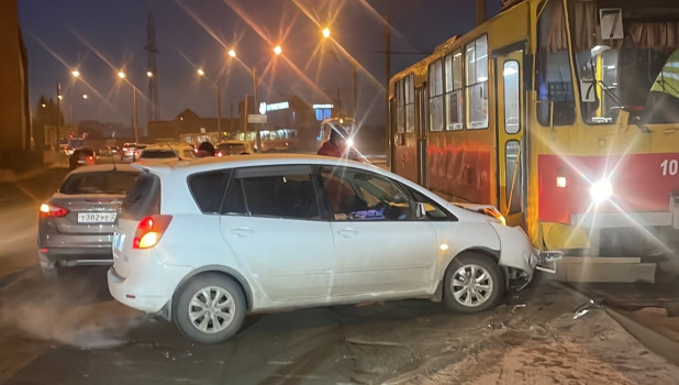 В Барнауле автомобиль и трамвай «поцеловались».
