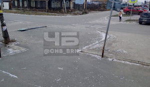 В Барнауле автомобилисты не пропускают пешеходов из-за сломанных знаков.