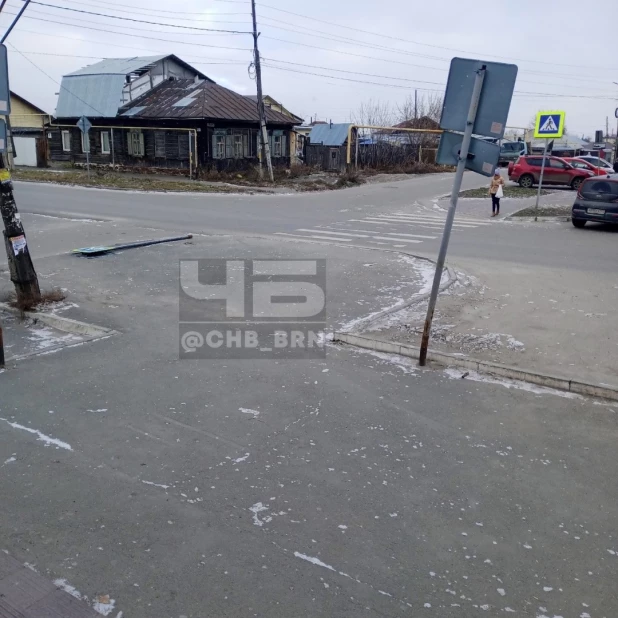 В Барнауле автомобилисты не пропускают пешеходов из-за сломанных знаков.