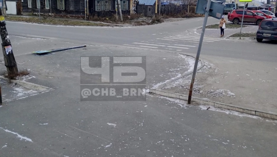 В Барнауле автомобилисты не пропускают пешеходов из-за сломанных знаков 