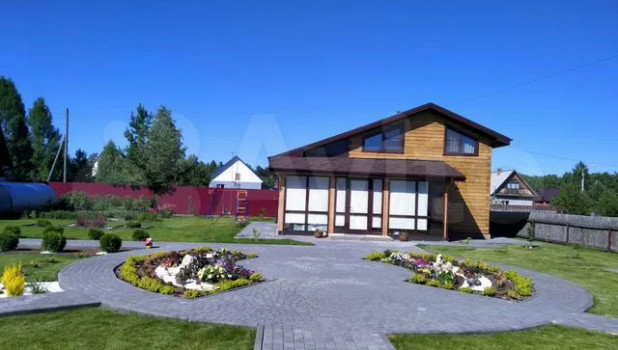 Загородный дом с панорамными окнами продают за 10 млн рублей. 