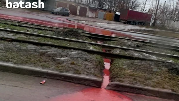 В российском городе по улицам потекли красные ручьи.