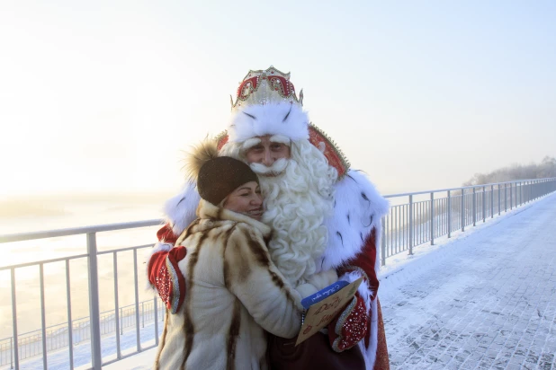 Алтайский и российский Дед Мороз встретились в Барнауле. 2018 год. 