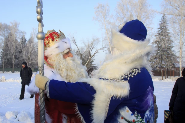 Алтайский и российский Дед Мороз встретились в Барнауле. 2018 год. 