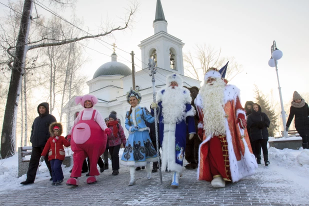 Алтайский и российский Дед Мороз встретились в Барнауле. 2018 год. 