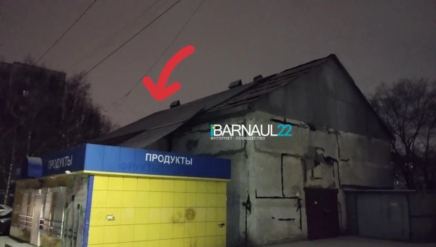 Барнаульцы жалуются на разрушенную крышу. 