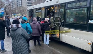 Очередь в автобус в Барнауле.