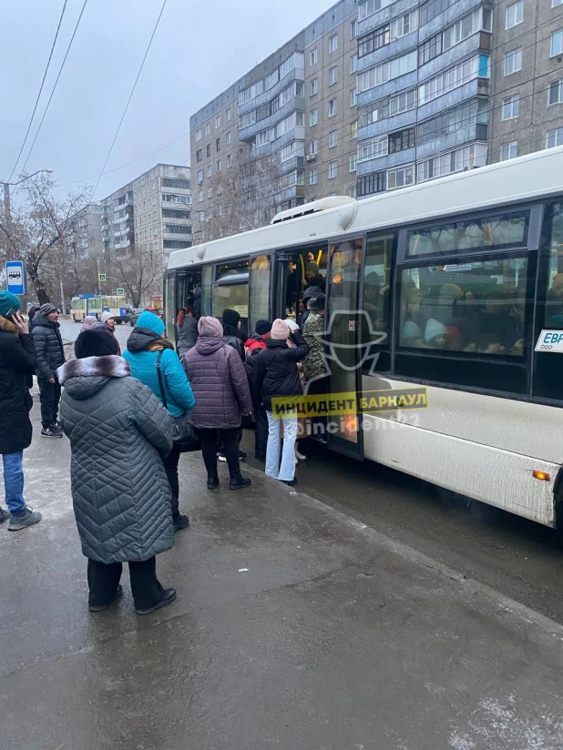 Очередь в автобус в Барнауле.