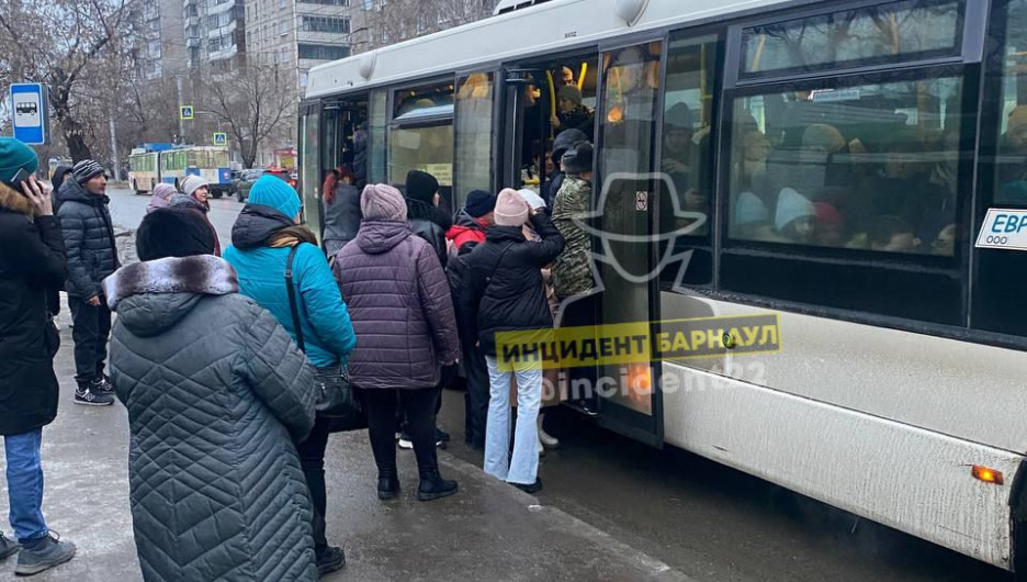 Очередь в автобус в Барнауле.