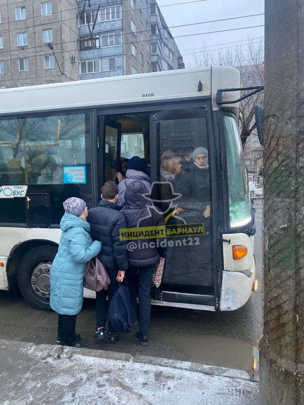 Очередь в автобус в Барнауле.