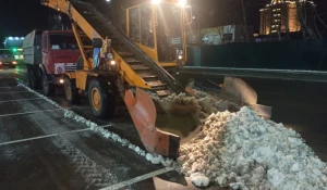 В Барнауле очищают улицы и тротуары от мокрого снега. 