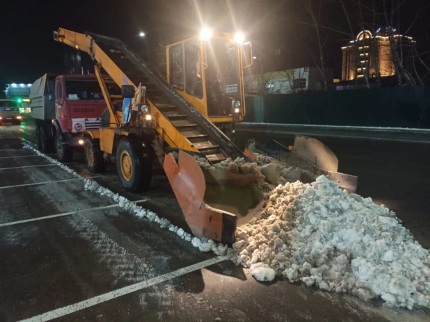 В Барнауле очищают улицы и тротуары от мокрого снега. 