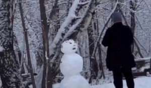Барнаульцы радуются вновь выпавшему снегу. 