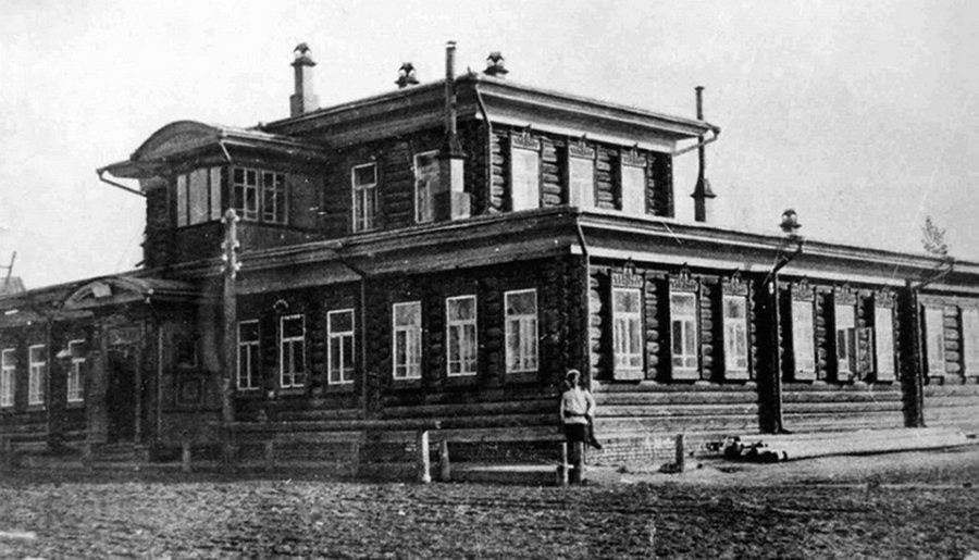 Почтово-телеграфная контора на ул. Пушкинской (Иркутская линия, 47). Гуляев дал первую телеграмму.