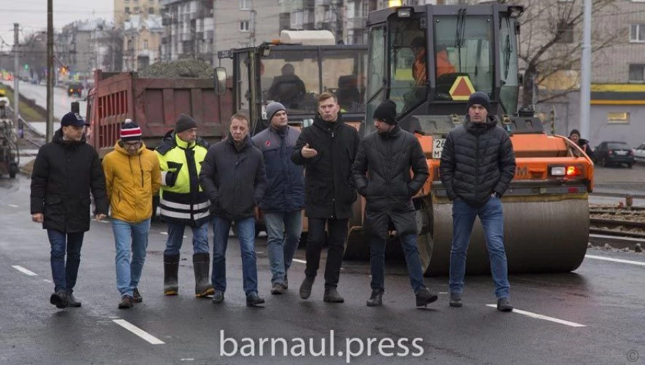 Глава Барнаула провел совещание на путепроводе по проспекту Ленина.