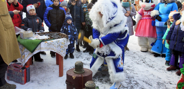 как в Барнауле отмечали день рождения Деда Мороза в 2018 году. 