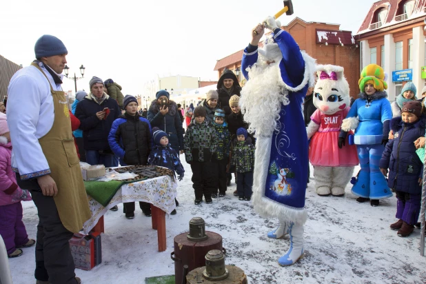 как в Барнауле отмечали день рождения Деда Мороза в 2018 году. 