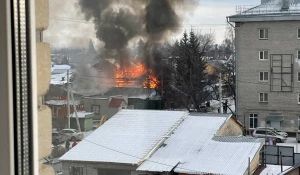 В Барнауле полыхает огромное пламя. 