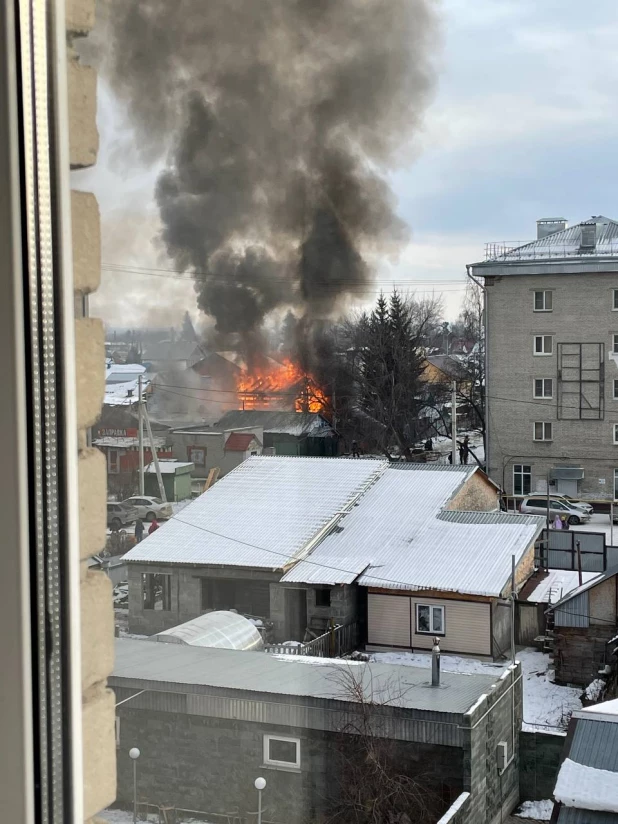 В Барнауле полыхает огромное пламя. 