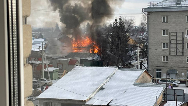 В Барнауле полыхает огромное пламя. 