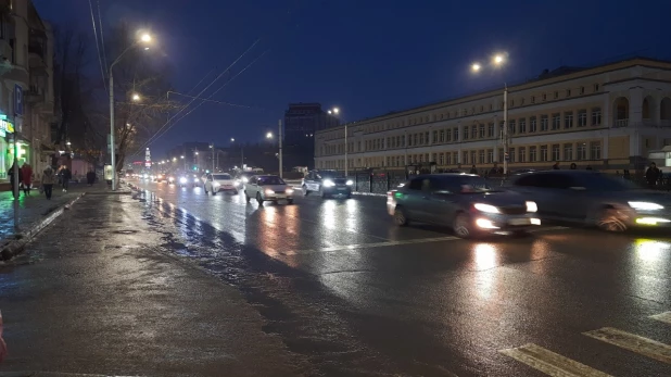 Поток с моста на Новом рынке к пл. Октября.