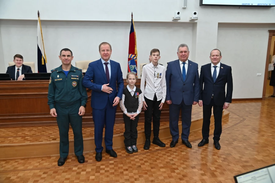 На 25-й сессии Алтайского краевого Законодательного собрания наградили детей за проявленное мужество.
