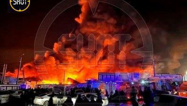 В Ростове-на-Дону случился страшный пожар на вещевом рынке.