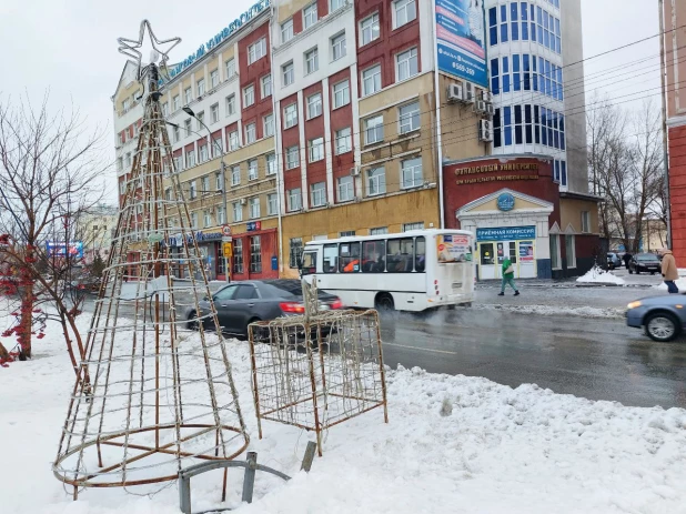 Возведение снежного городка на площади Сахарова