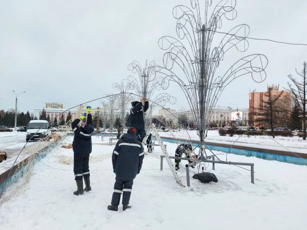 Возведение снежного городка на площади Сахарова