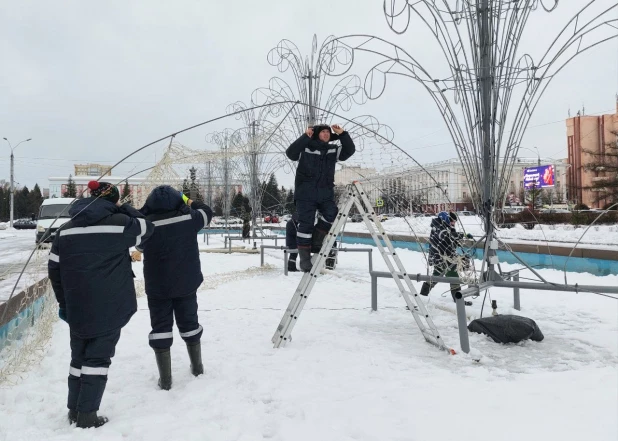 Возведение снежного городка на площади Сахарова