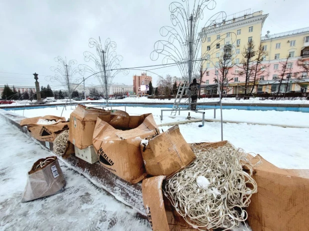 Возведение снежного городка на площади Сахарова