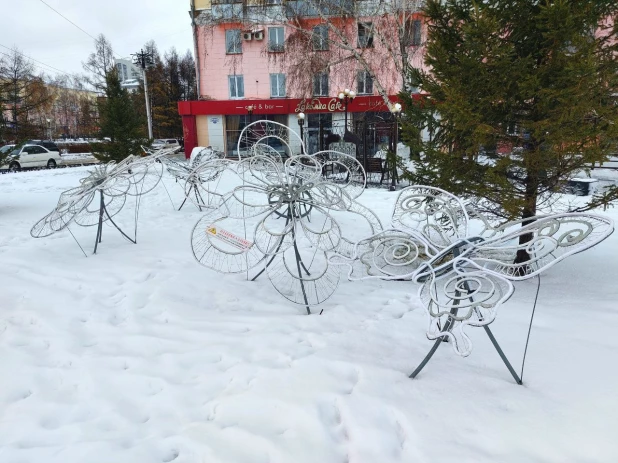 Возведение снежного городка на площади Сахарова