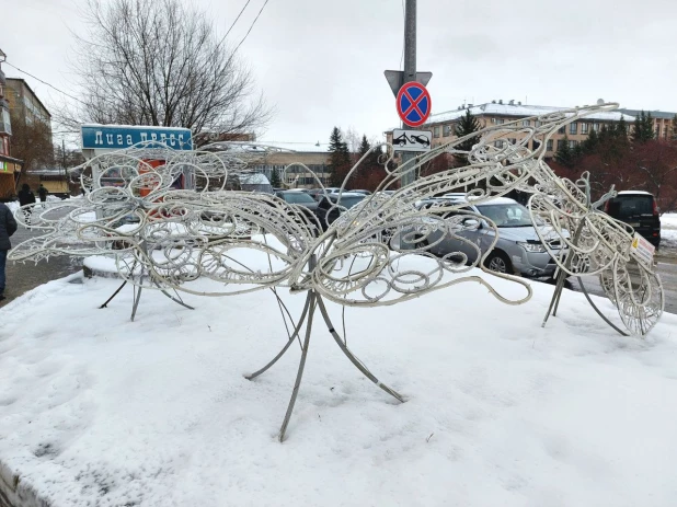 Возведение снежного городка на площади Сахарова