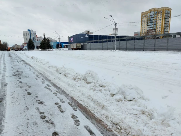 Возведение снежного городка на площади Сахарова